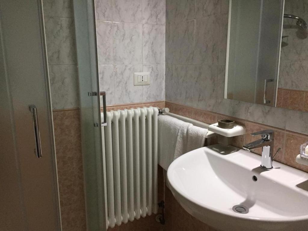 Hotel Ded 1 Checkin A Richiesta Parma Ngoại thất bức ảnh